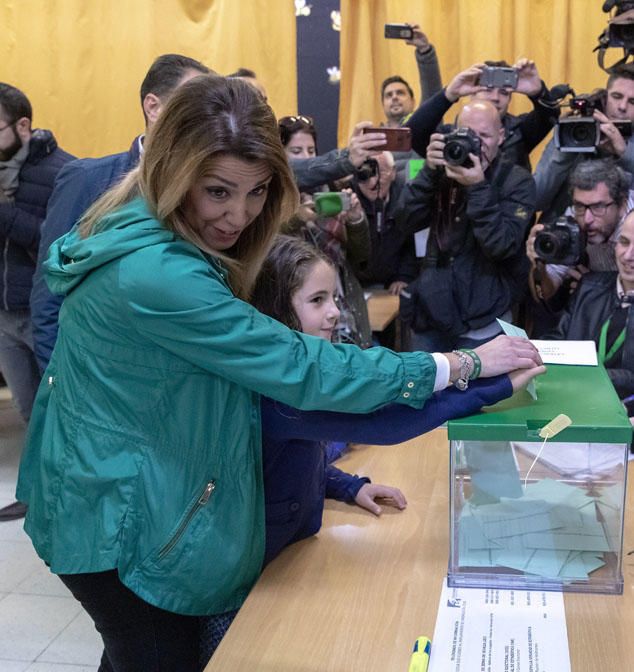 SUSANA DÍAZ VOTA EN COLEGIO ELECTORAL EN TRIANA