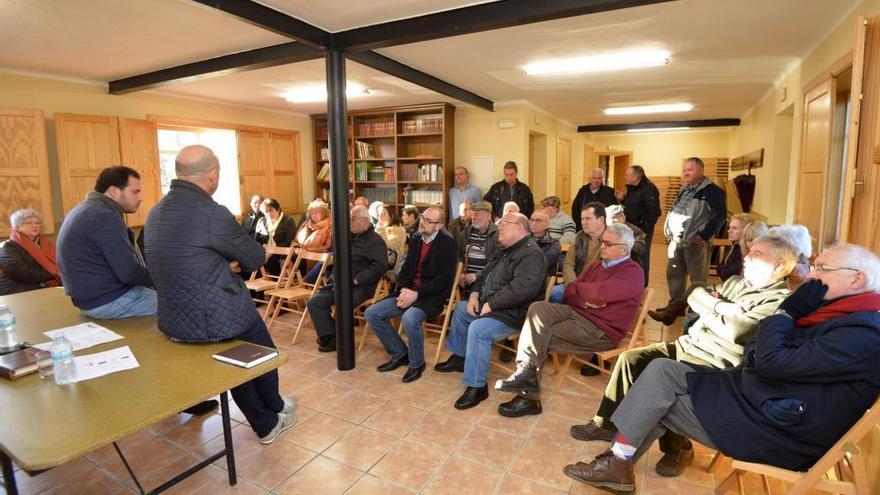 Reunión del presidente de la gestora de Cerdedo-Cotobade con vecinos de Aguasantas por la reforma de la carretera. // Gustavo Santos