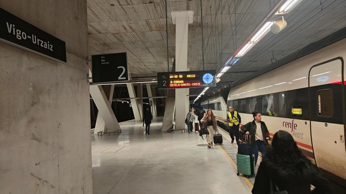 Viajeros en la estación de Vigo-Urzáiz en su llegada de un tren procedente de A Coruña