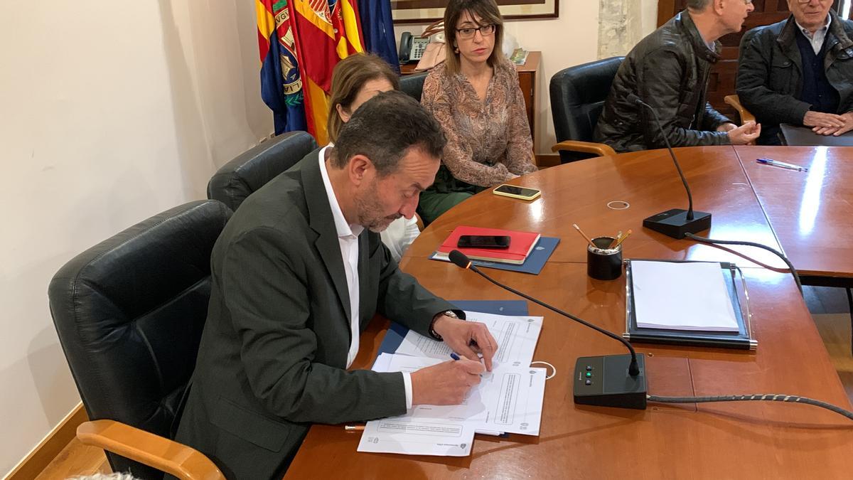 El alcalde firma documentos de la compra de terrenos para el futuro Palacio de Congresos de Elche