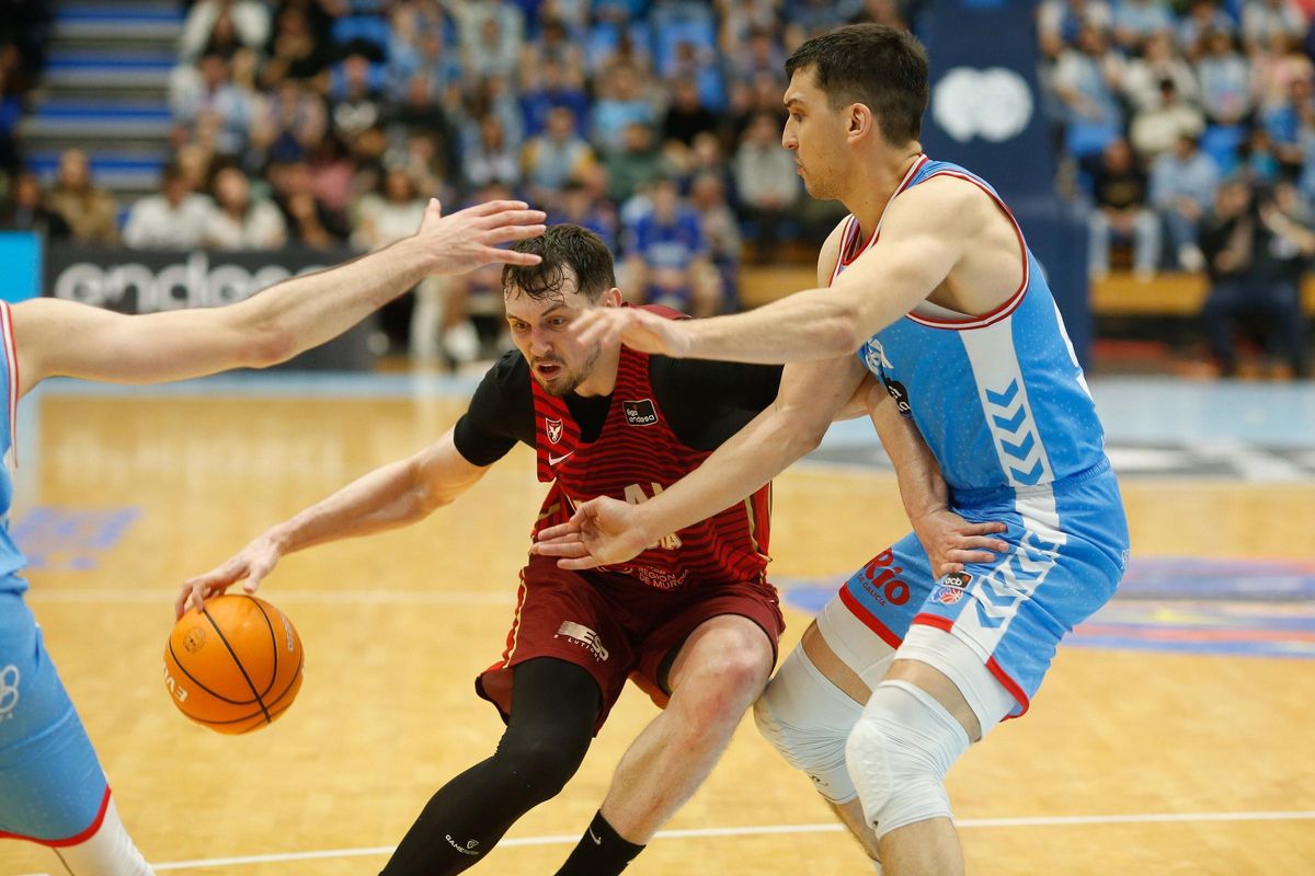 Toni Nakic, defendiendo a Rodions Kurucs en el Breogán-UCAM Murcia de esta temporada