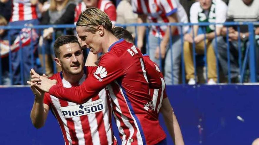 Koke y Torres celebran uno de los goles rojiblancos.