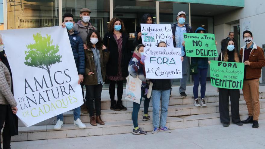 Una desena de persones concentrades a les portes dels jutjats de Figueres per donar suport als membres d&#039;Amics de la Natura de Cadaqués investigats.