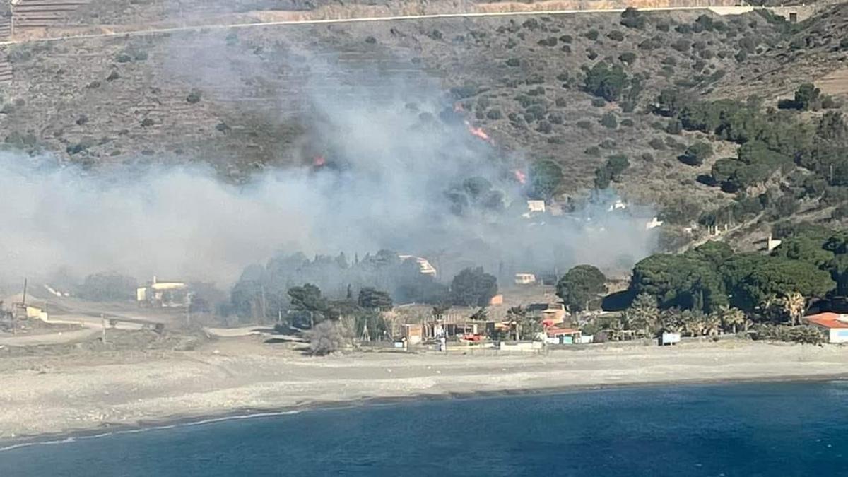 L’alcalde de Portbou situa el focus de l’incendi en una platja francesa gràcies a una foto
