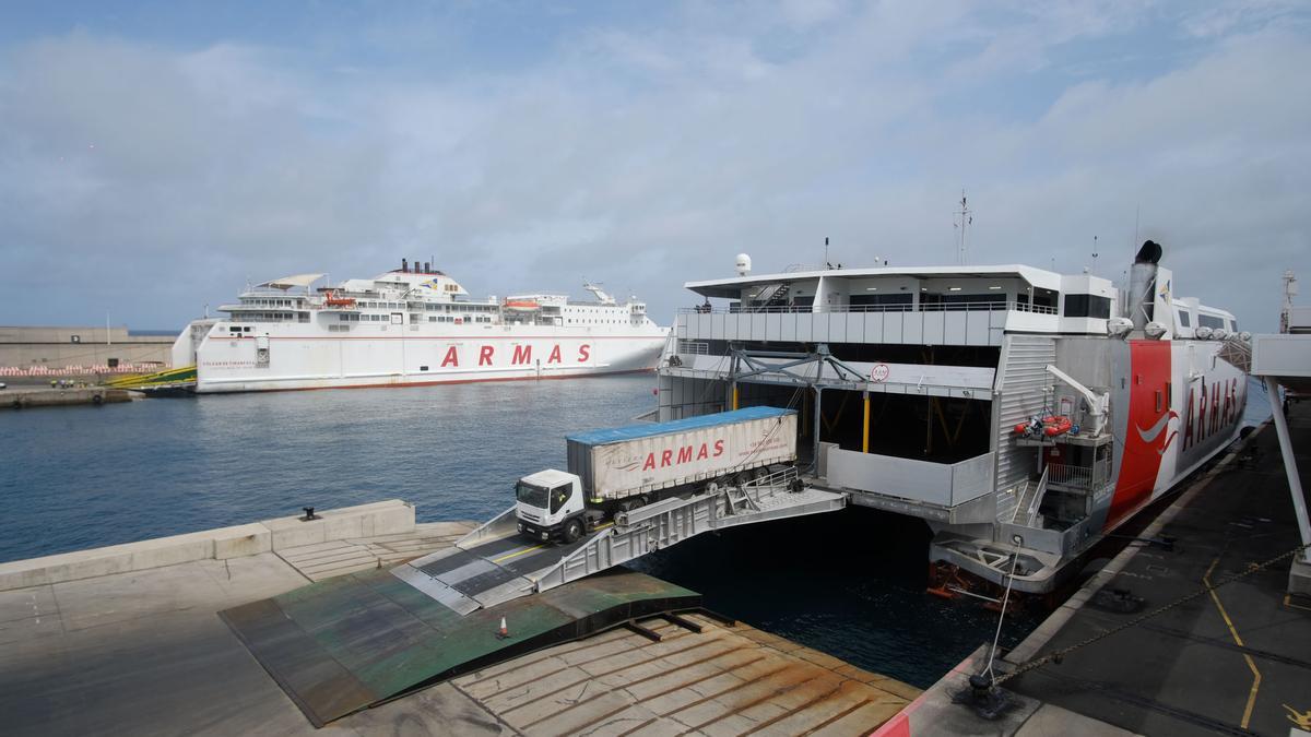 Un camión de mercancías desembarca de uno de los barcos de Naviera Armas en el Puerto de Las Palmas.