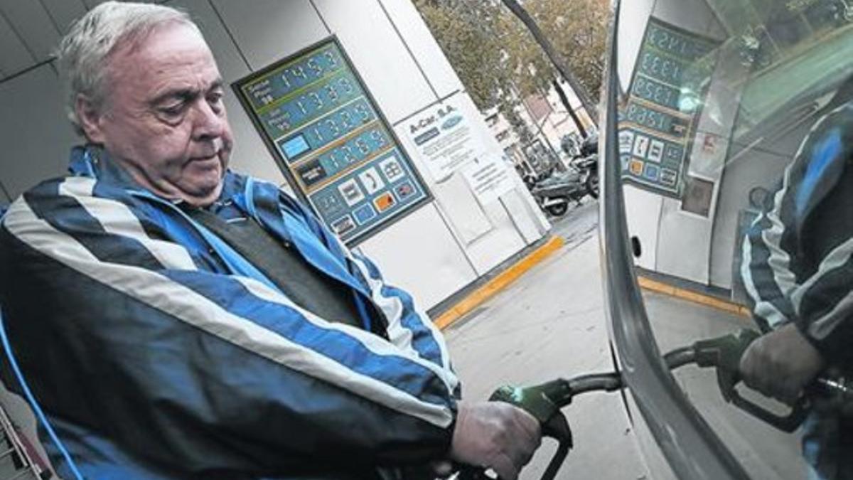 Repostando 8 Un cliente pone carburante en la gasolinera Sardenya, en Barcelona, ayer.