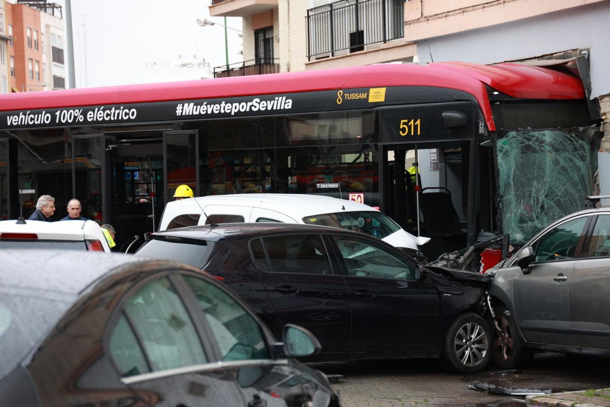 Un accidente con un autobús de Tussam deja 20 heridos en Nervión