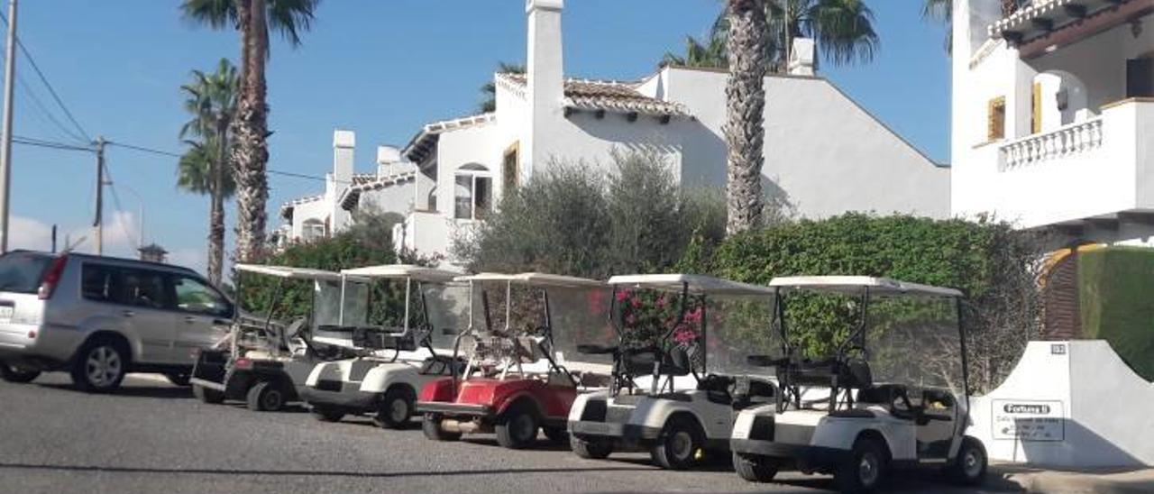 Imagen de carros de golf aparcados en la costa.