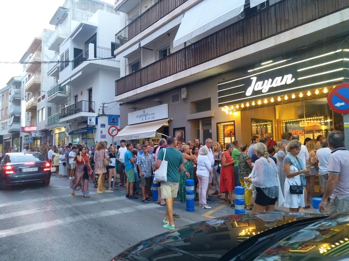Els espectadors fan cua per entrar al cinema Jayan