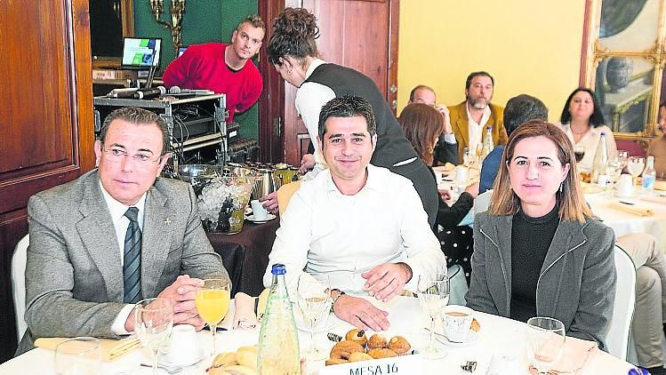 Ramón Gil, de Intensilux; y Eduardo e Isabel García Nïguez, del Grupo Trans Manolet, en un momento del acto celebrado ayer en Orihuela, coincidiendo con la presentación del informe «La economía alicantina tras la Gran Recesión», elaborado por los profesores del Instituto de Economía Internacional de la Universidad de Alicante.