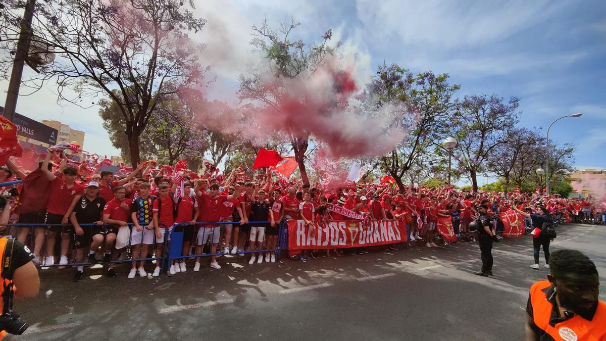 La afición del Murcia, antes del comienzo del partido por el ascenso.