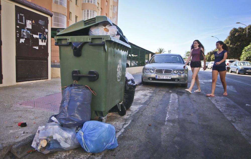 La basura se acumula en las calles de Orihuela Cos