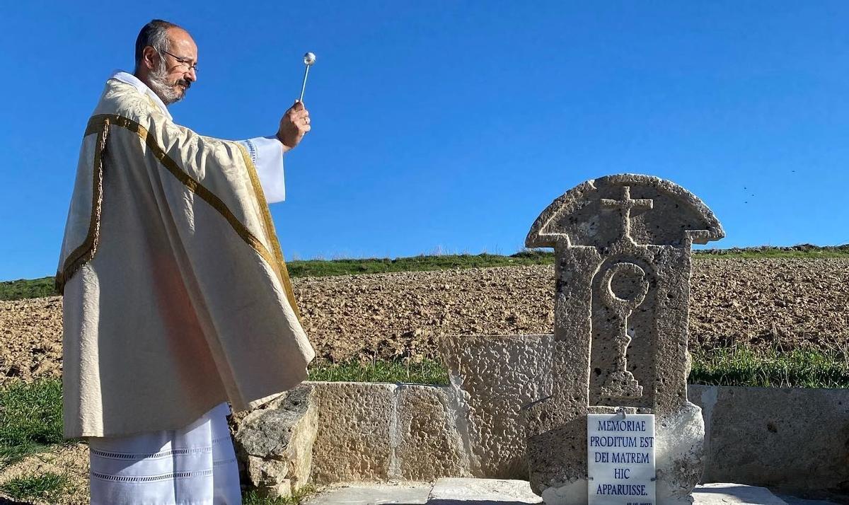 El párroco, Jesús Campos, bendice el lugar en el que, según la leyenda, apareció la Virgen de la Cuesta