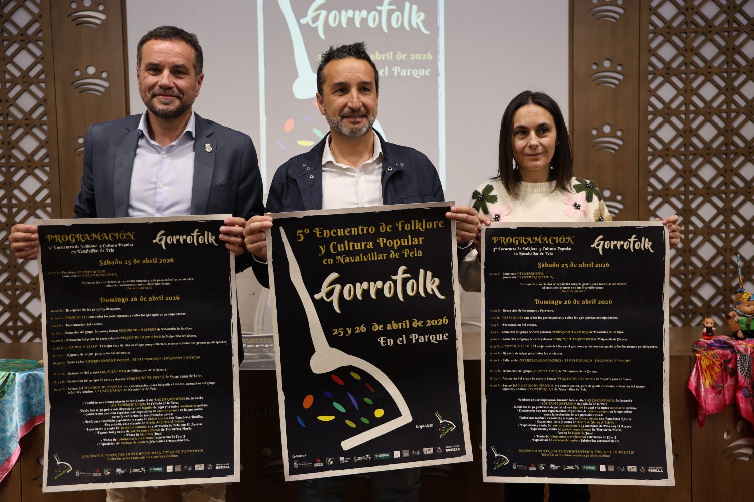 El alcalde de Navalvillar de Pela, Francisco Javier Fernández, el diputado de Identidad Cultural, Ricardo Cabezas, y la presidenta de la asociación, Belén Cañada, en el acto de presentación de 'Gorrofolk'.