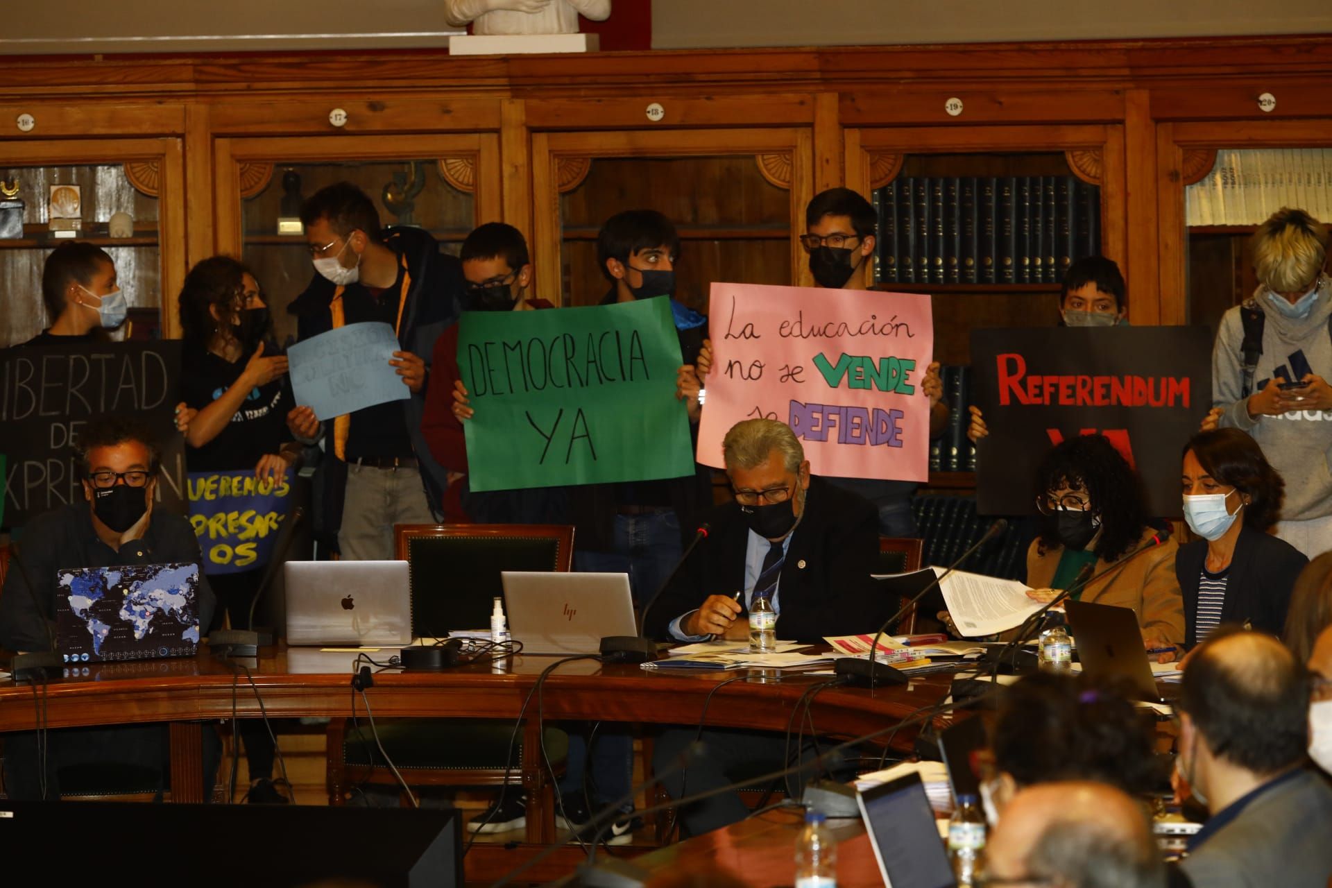 Los estudiantes protestan irrumpiendo en el Consejo de Gobierno de la Universidad de Zaragoza