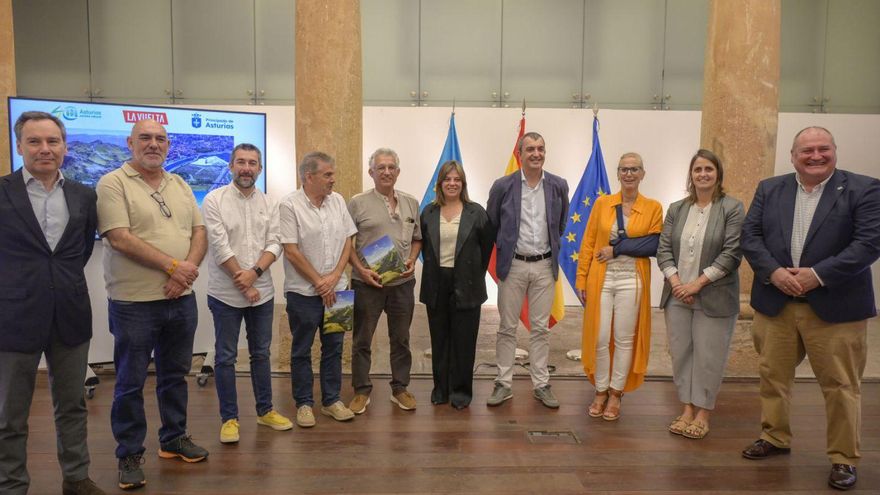 Juan Luis Hermida (Carrefour), Manuel Prieto (presidente de la Federación), Manuel Campa (concejal de Avilés), Belarmino Fernández (alcalde de Somiedo), Roberto Álvarez (alcalde de Riosa), Gimena Llamedo (vicepresidenta del Principado), Javier Guillén (director de la Vuelta), Lara Martínez (viceconsejera de Turismo), Manuela Fernández Ena (directora de Deportes) y César Álvarez (alcalde de Vegadeo). | ROBERTO MENÉNDEZ