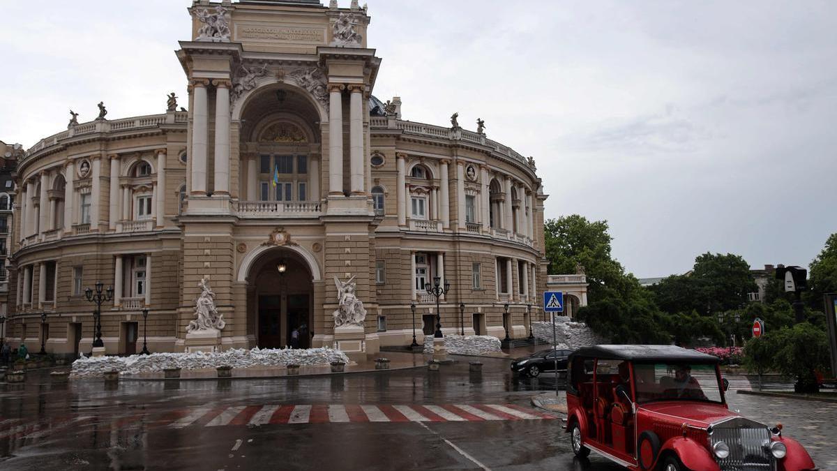 La Ópera de Odesa protegida con sacos terreros.