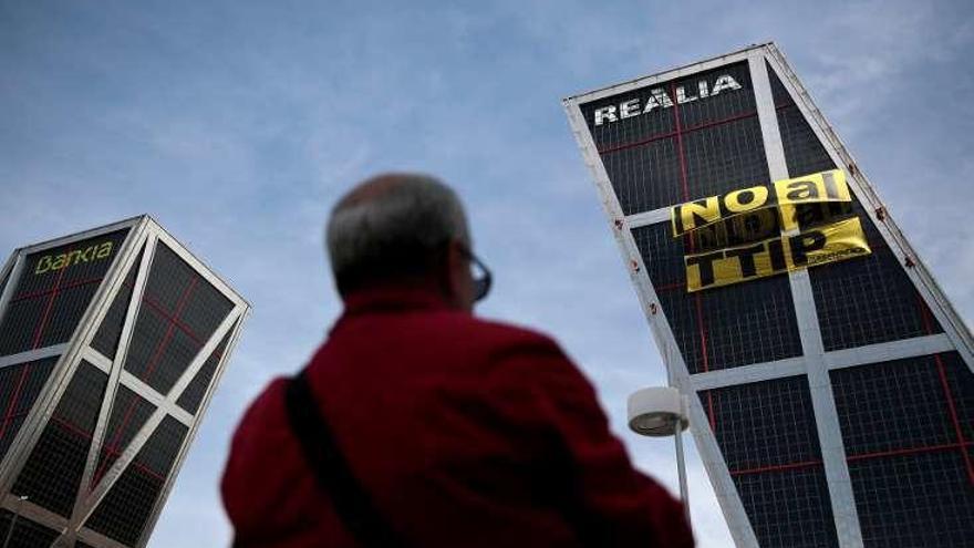 Uno hombre, ayer, frente a la las Torres KIO, en Madrid. // Reuters