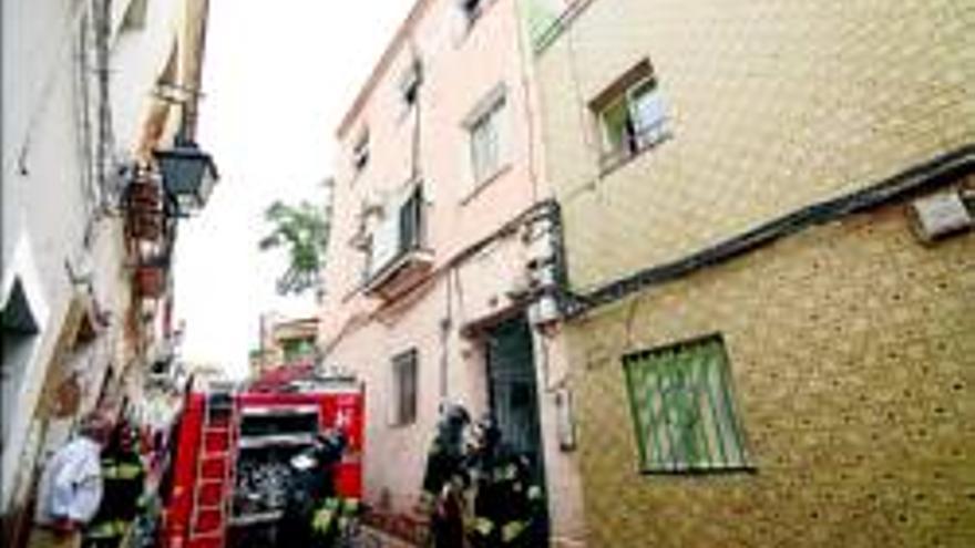 Arde una casa en la calle Morales