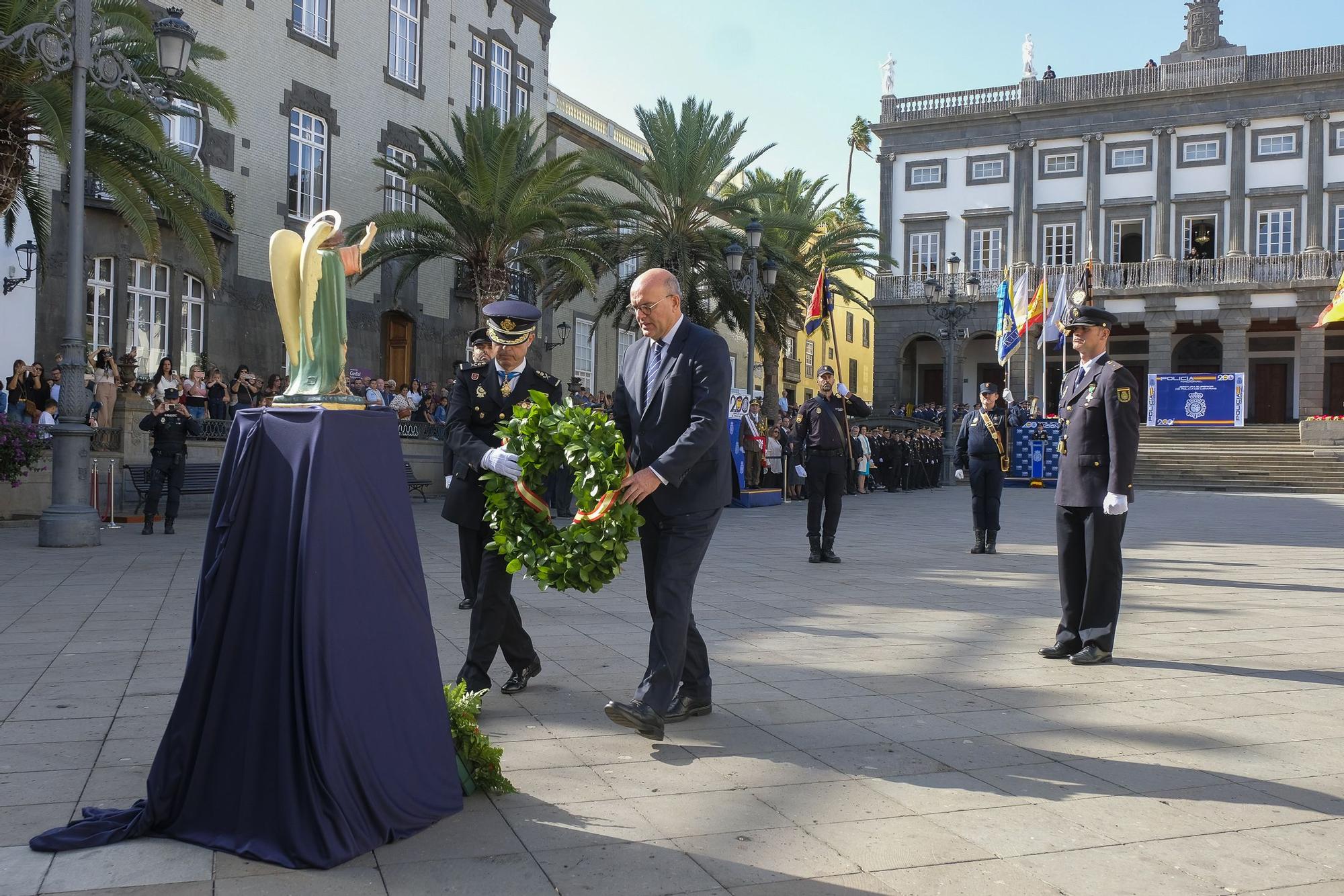 Izado de bandera por el bicentenario de la Policía Nacional