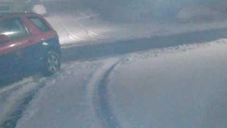 La presencia de nieve en la red viaria gallega ha impedido llegar a las aulas este lunes a 426 alumnos de 15 centros educativos de la provincia de Lugo.