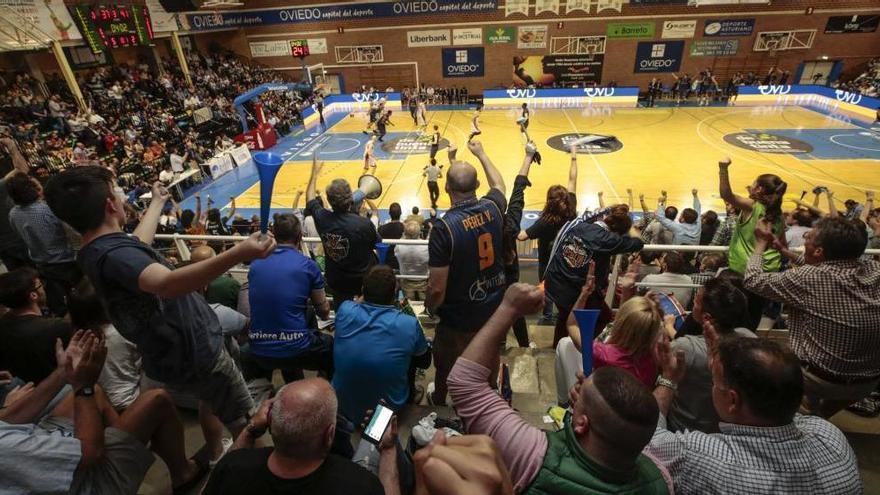 El polideportivo de Pumarín durante un partido del play-off