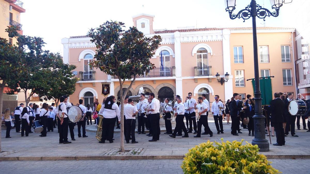 Integrantes de la banda de música morala, en una imagen de archivo, durante un evento frente al ayuntamiento.