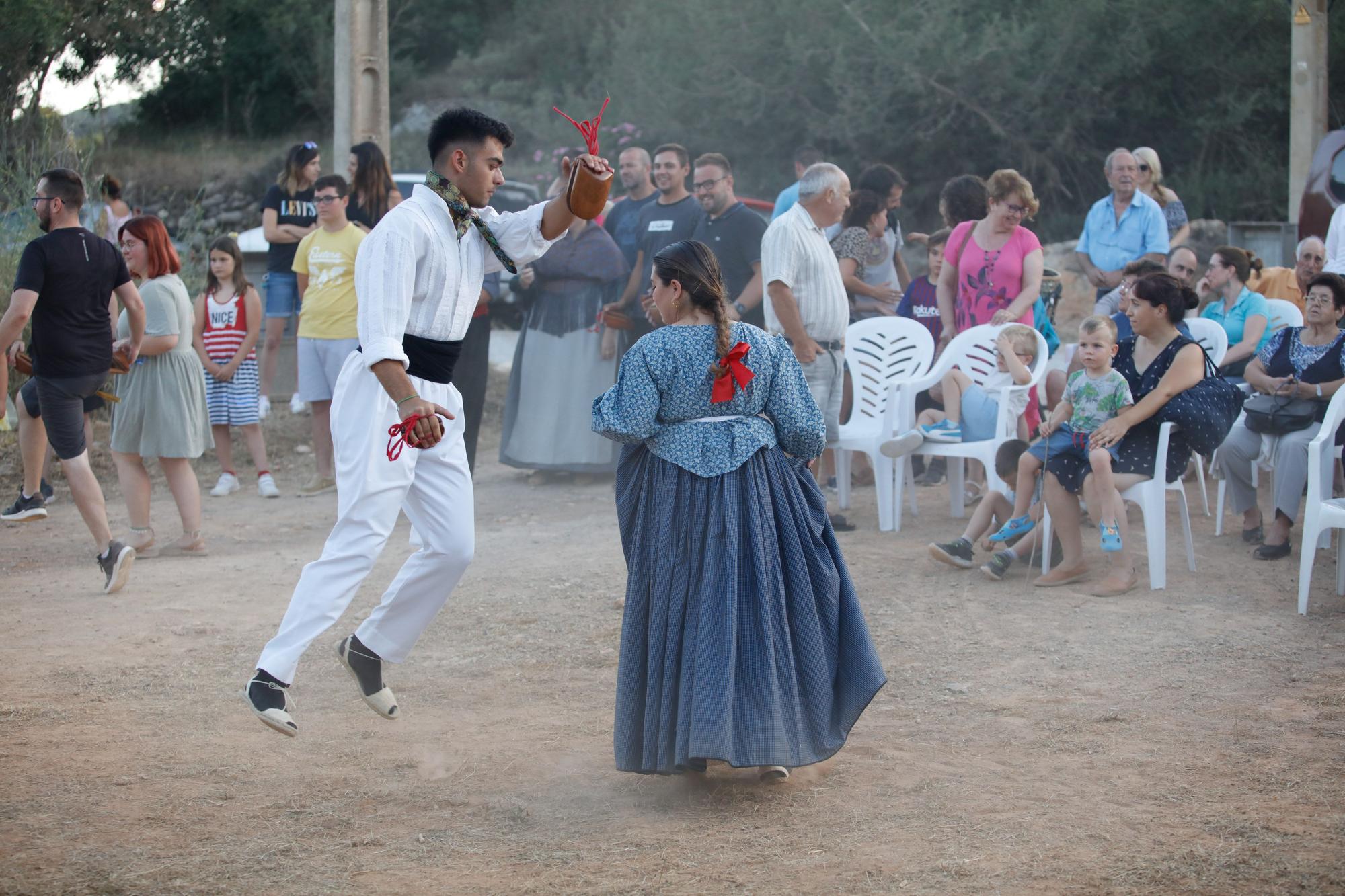 Las imágenes de la 'ballada' popular en el Pou des Escarabats, en Buscastell.