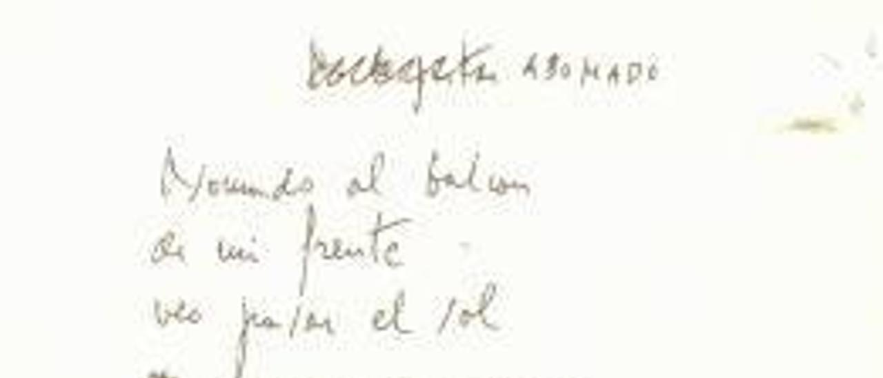 Asomado y Después, poemas manuscritos reproducidos en Eusebio Sempere en el recuerdo (Caja de Ahorros de Alicante y Murcia. Alicante, 1986). Abajo, Irene Mira Sempere, durante la lectura de poemas. A la derecha, el artista junto a Irene en su casa de Cuenca en 1968. (Jorge/Jaime Blassi. Archivo Familia Sempere).