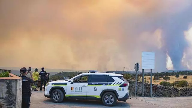 VÍDEO | Los vecinos de El Madroño (Sevilla) continúan desalojados por el incendio de Niebla (Huelva)