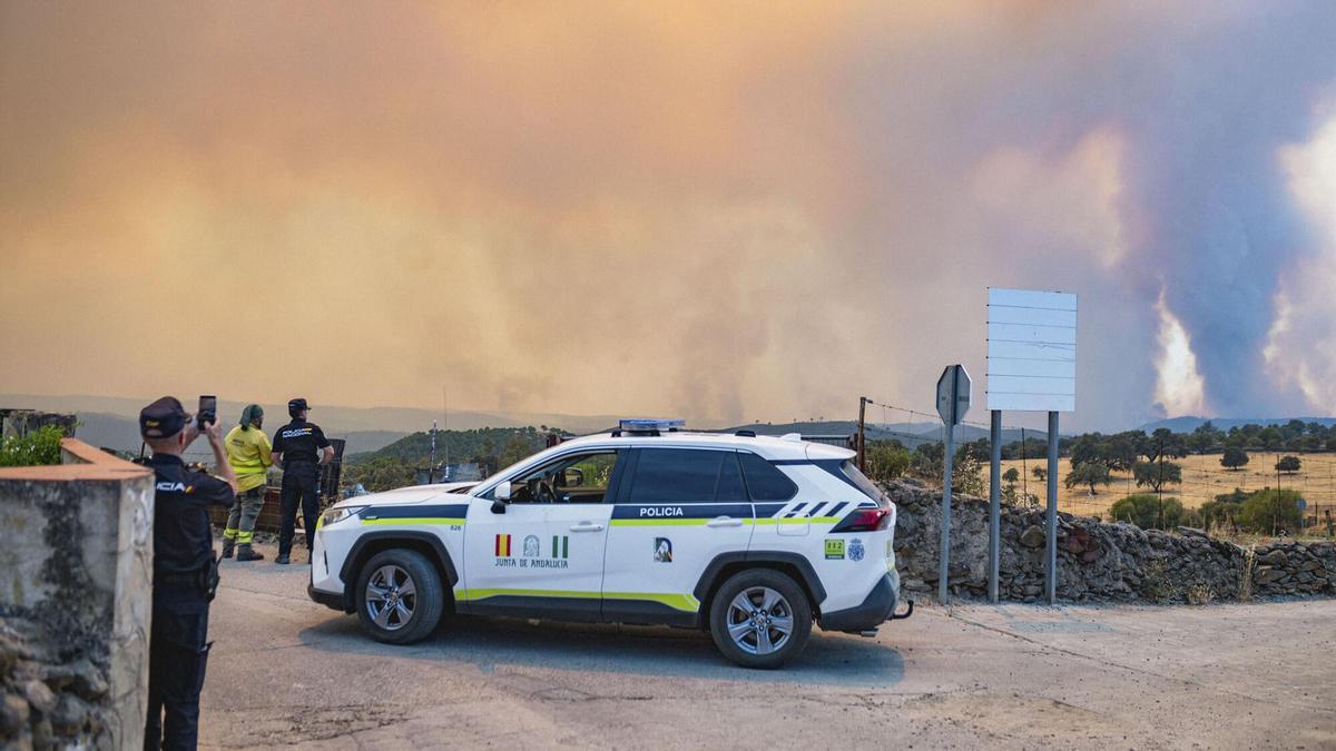 Los vecinos de El Madroño (Sevilla) continúan desalojados por el incendio de Niebla (Huelva).