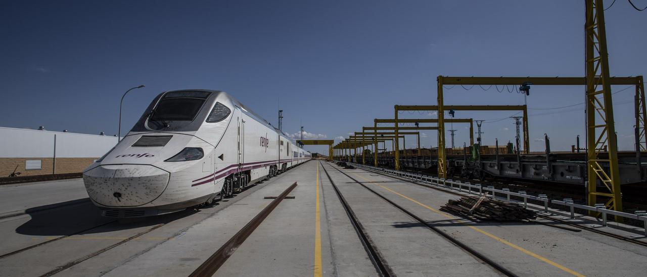 Un AVE en una estación de Zamora.