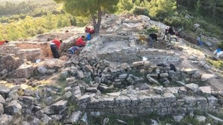 Localizada en el yacimiento de Els Castellans una estela ibérica con grabado de caballo.