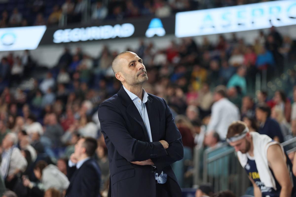 Javi Rodríguez, entrenador del Alimerka Oviedo Baloncesto, durante el partido ante el Gipuzkoa en el Palacio de los Deportes.