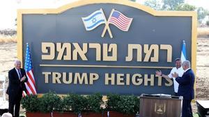 El primer ministro israelí Binyamin Netanyahu y el embajador de Estados Unidos David Friedman inauguran la ’Colina Trump’ en los Altos del Golán. 