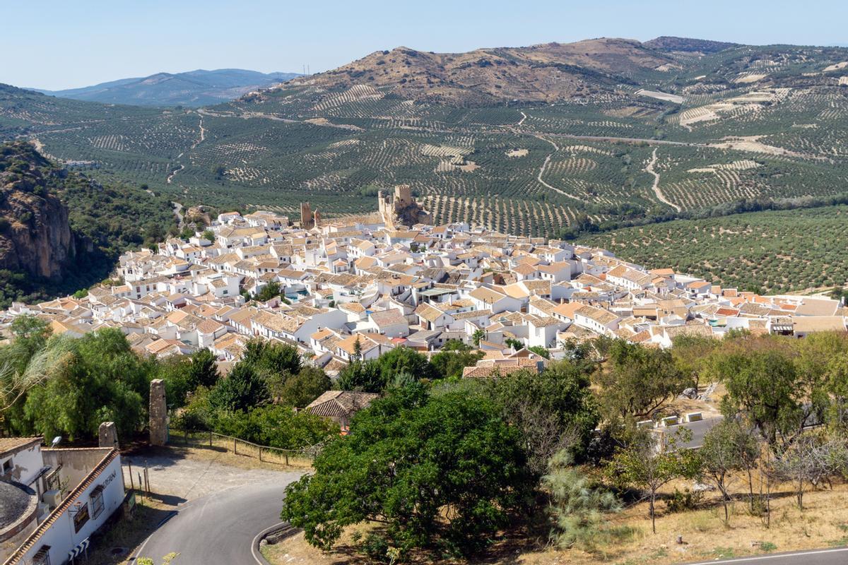 Vista panorámica del Pueblo Blanco de Zuheros y el Castillo, Córdoba, Andalucía, España, en el Geoparque de las Sierras Subbéticas