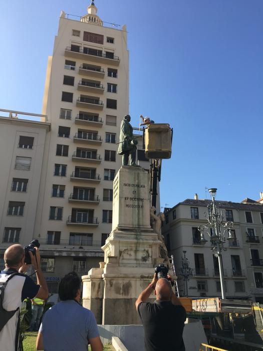 Desmontaje de la escultura 'Alegoría del Trabajo' del monumento de Larios.