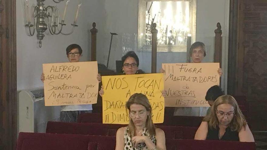 Asociaciones feministas rechazan que Alfredo Aguilera siga como alcalde de Malpartida de Cáceres