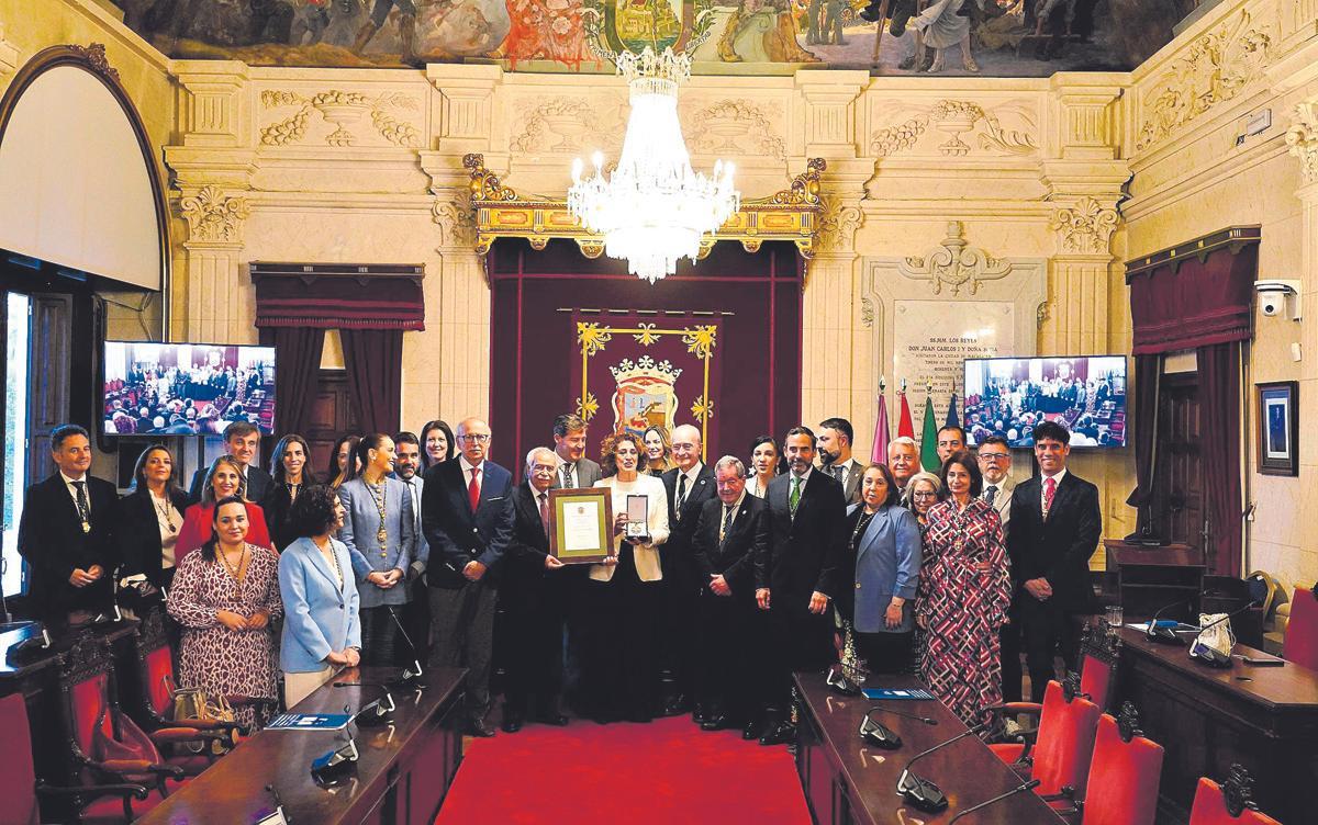 La corporación municipal y los responsables de la Asociación de la Prensa de Málaga, tras recibir la Medalla de la Ciudad.