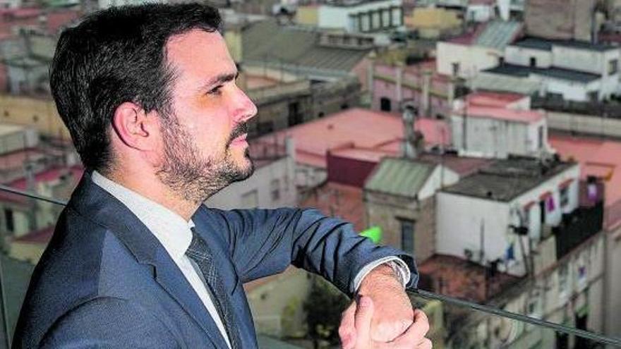 Alberto Garzón, ministro de Consumo, posa en la planta novena del Ayuntamiento de Barcelona. | | JORDI COTRINA