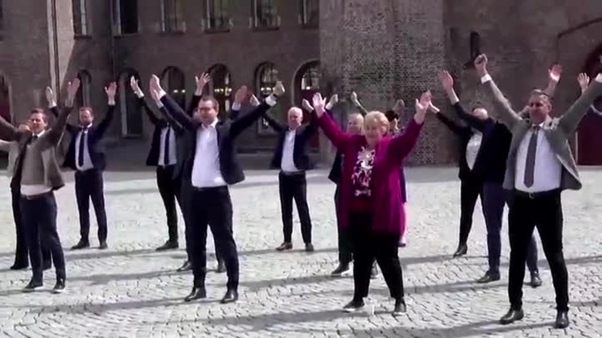 La primera ministra noruega, Erna Solberg, y algunos de sus ministros registraron un número de baile mientras mantenían el distanciamiento social.