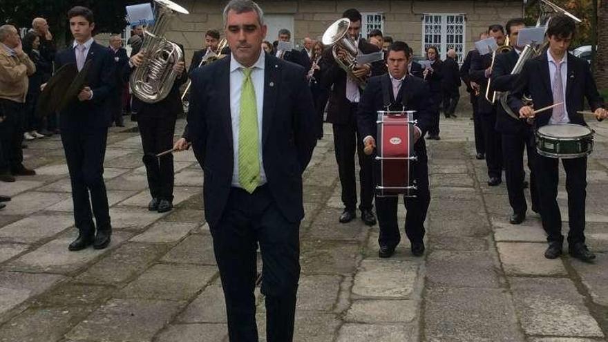 La Banda de Música de Bueu en el exterior de la iglesia. // G.Núñez