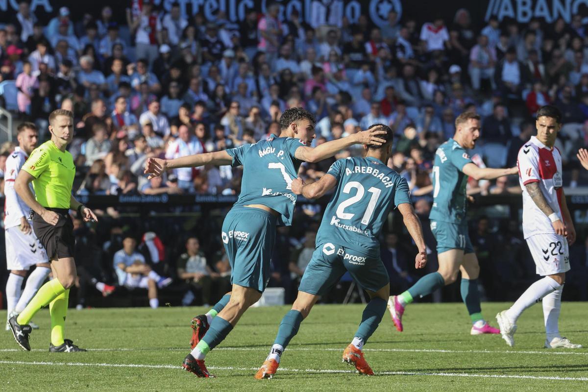 Ángel Pérez celebra un gol contra el Celta.