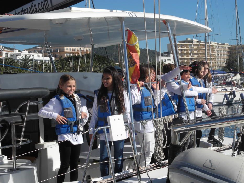 La presentació oficial de la Semana del Mar ha coincidido con el primer contacto de los alumnos del colegio Can Raspalls con las embarcaciones en las que pasarán toda esta semana.