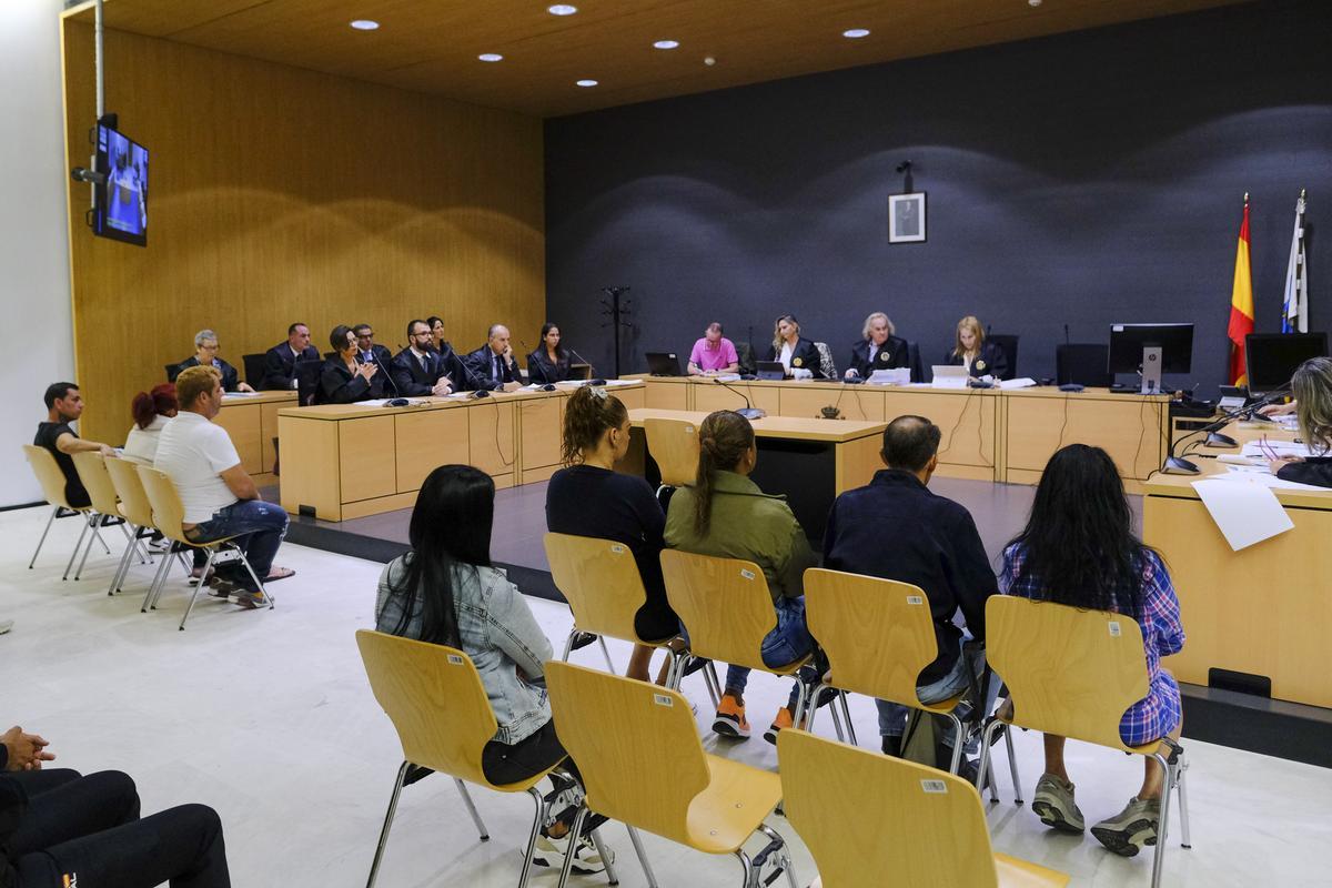 Los acusados frente a la Sección Sexta de la Audiencia Provincial de Las Palmas.