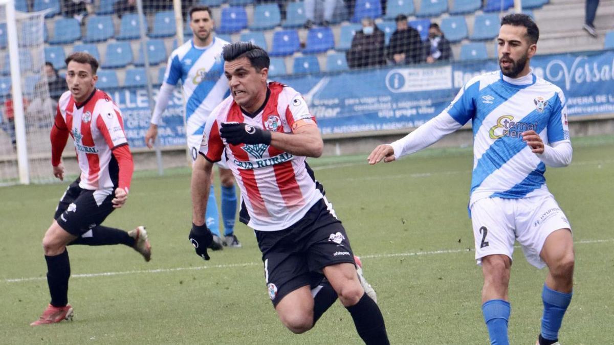 Dani Hernández trata de dar forma a un contragolpe rojiblanco en el partido de ayer. | |  ÁREA 11