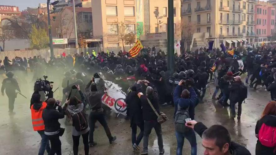 Carregues policials a Girona als CDR concentrats en l'acte de Borbonia i Vox