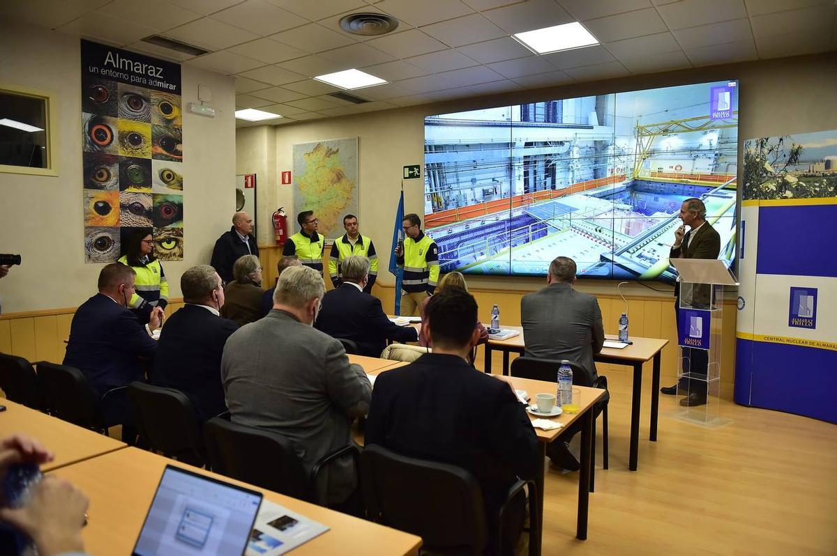 Fotogalería | La delegación de eurodiputados visita Almaraz y conoce de primera mano el funcionamiento de la central nuclear