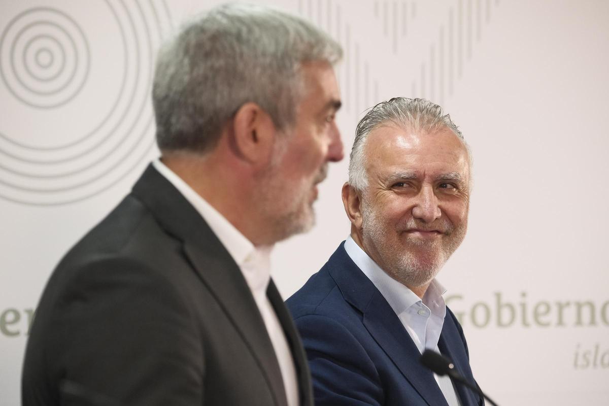 El ministro Ángel Víctor Torres mira al presidente canario, Fernando Clavijo.