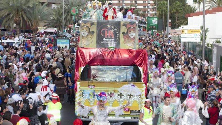 Una de las carrozas participantes durante el recorrido por las calles de Playa del Inglés. | quique curbelo